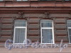 Ул. Достоевского, д. 29. Маскароны в замках окон второго этажа. Фото февраль 2011 г.