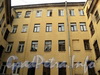 Ул. Блохина, д. 10. Фрагмент фасада лицевого корпуса. Вид со двора. Фото апрель 2011 г.