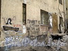 Ул. Блохина, д. 15. Настенные граффити во дворе. Фото апрель 2011 г.