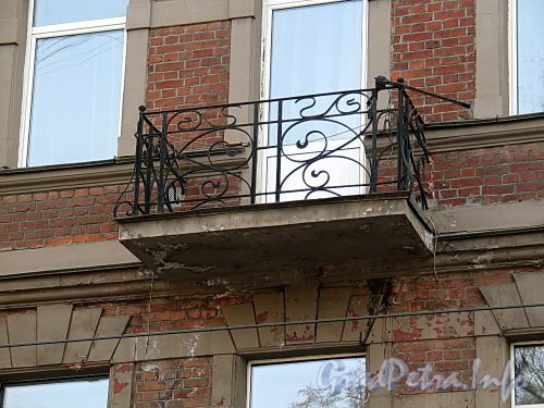 Ул. Котовского, д. 4. Ограждение балкона. Фото апрель 2010 г.