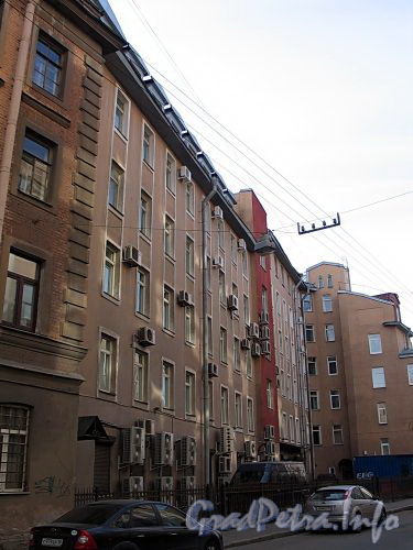 Ул. Чапаева, д. 10 (правая часть). Фасад здания. Фото апрель 2010 г.