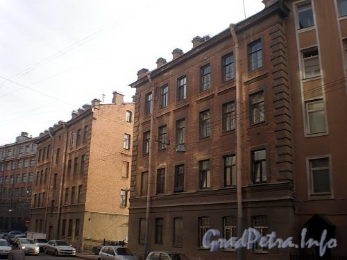 Ул. Чапаева, д. 10 (левая часть). Бывший доходный дом. Правый и левый корпуса. Фото апрель 2010 г.