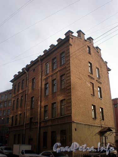 Ул. Чапаева, д. 10 (левая часть). Бывший доходный дом. Общий вид левого корпуса. Фото апрель 2010 г.