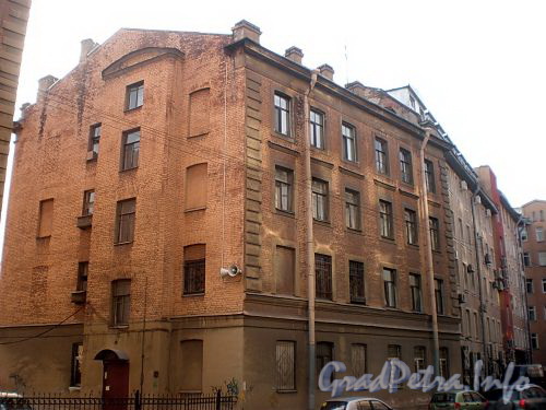 Ул. Чапаева, д. 10 (левая часть). Бывший доходный дом. Общий вид правого корпуса. Фото апрель 2010 г.