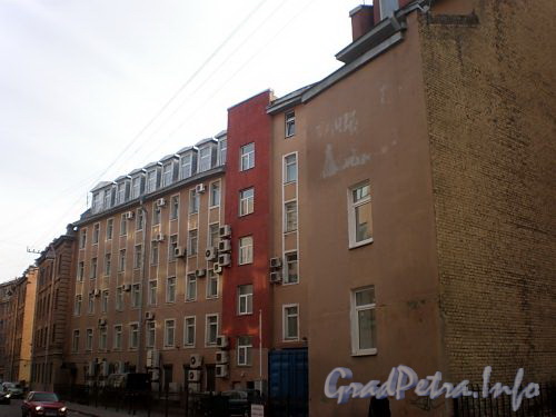 Ул. Чапаева, д. 10 (правая часть). Фасад здания. Фото апрель 2010 г.