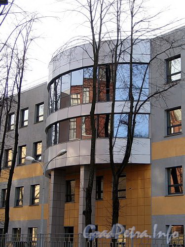 Ул. Чапаева, д. 16. Здание бизнес-центра «ITM». Фрагмент фасада по улице Чапаева. Фото апрель 2010 г.