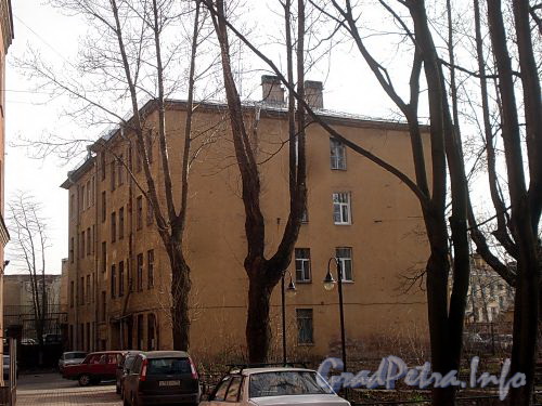 Ул. Чапаева, д. 19. Лицевой корпус жилого дома. Вид со двора. Фото апрель 2010 г.