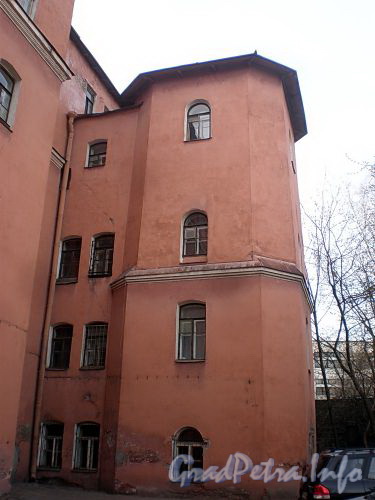 Ул. Чапаева, д. 21. Фрагмент фасада здания. Вид со двора. Фото апрель 2010 г.