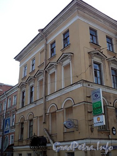 Фурштатская ул., д. 7. Торцевая часть фасада. Фото май 2010 г.
