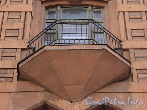 Фурштатская ул., д. 11. Доходный дом 3.М. и А.А. Зайцевых. Решетка центрального балкона. Фото май 2010 г.