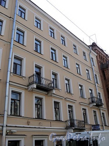 Фурштатская ул., д. 13. Фрагмент фасада здания. Фото май 2010 г.