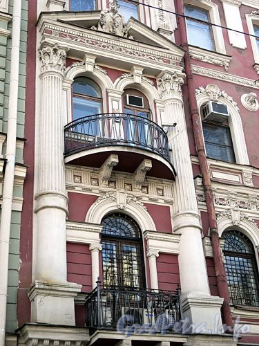 Фурштатская ул., д. 15. Фрагмент фасада с балконами. Фото май 2010 г.
