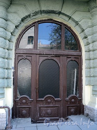 Фурштатская ул., д. 17. Дверь центрального входа. Фото май 2010 г.