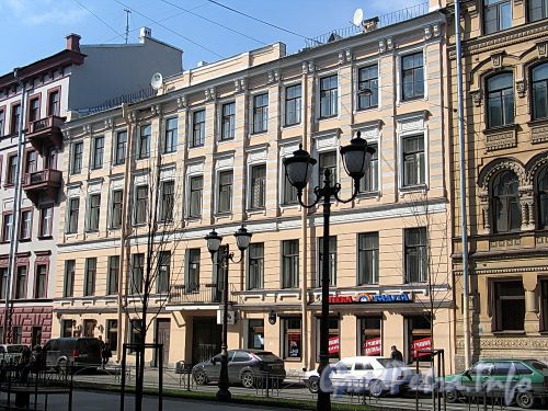 Фурштатская ул., д. 18. Фасад здания. Фото май 2010 г.