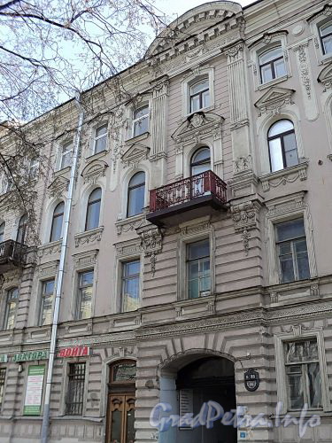 Фурштатская ул., д. 25. Фрагмент фасада здания. Фото май 2010 г.