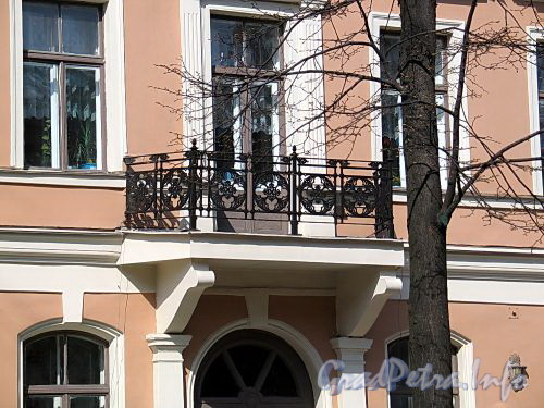 Фурштатская ул., д. 48 (левая часть). Балкон. Фото май 2010 г.