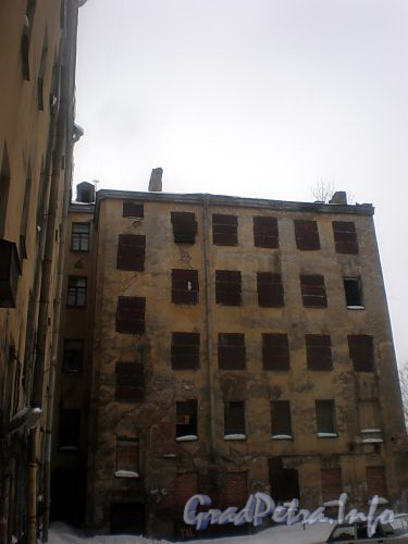 11-я Красноармейская ул., д. 7. Один из расселенных корпусов. Вид со двора. Фото февраль 2010 г.