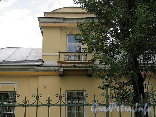 Потемкинская ул., д. 2. Фрагмент фасада левого флигеля. Фото май 2010 г.