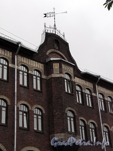 Бобруйская ул., д. 4. Фрагмент фасада здания. Фото май 2010 г.