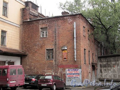 Бобруйская ул., д. 5, лит. Б. Торцевая часть фасада здания. Фото май 2010 г.