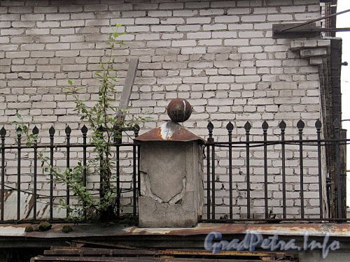 Бобруйская ул., д. 7. Фрагмент ограды. Фото май 2010 г.
