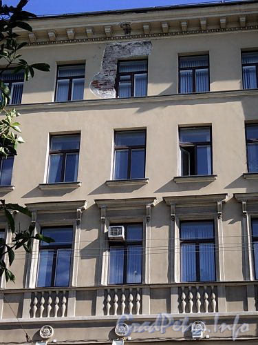 Ул. Якубовича, д. 4. Фрагмент фасада здания. Фото июнь 2010 г.