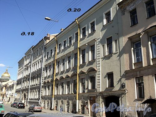 Дома 20 и 18 по улице Якубовича. Фото июнь 2010 г.