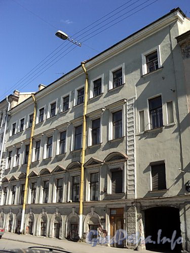 Ул. Якубовича, д. 20. Фасад здания. Фото июнь 2010 г.