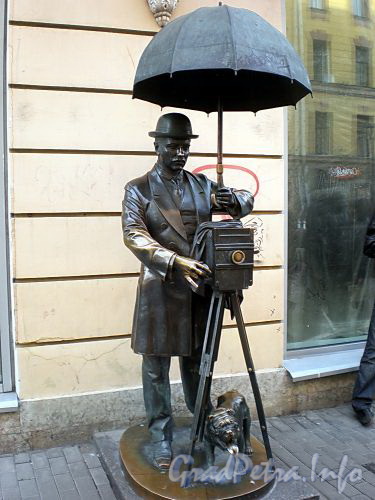 Памятник Фотографу (Карлу Булле) на Мал. Садовой улице. Фото апрель 2009 г.