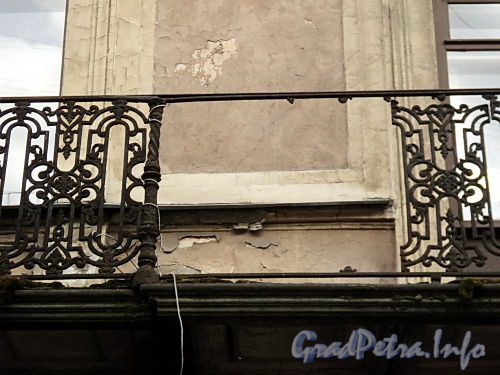 Галерная ул., д. 20 (левая часть). Фрагмент поврежденной решетки балкона. Фото июнь 2010 г.