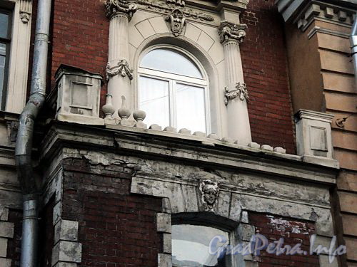 Галерная ул., д. 44. Поврежденный правый балкон. Фото июнь 2010 г.