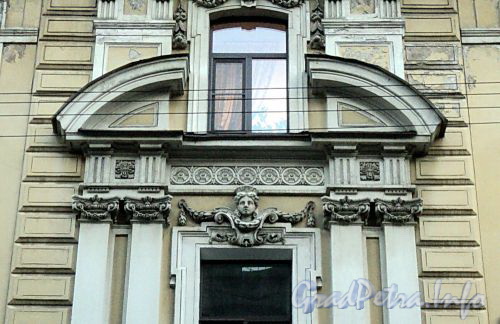Галерная ул., д. 50. Фрагмент центральной части фасада здания. Фото июнь 2010 г.