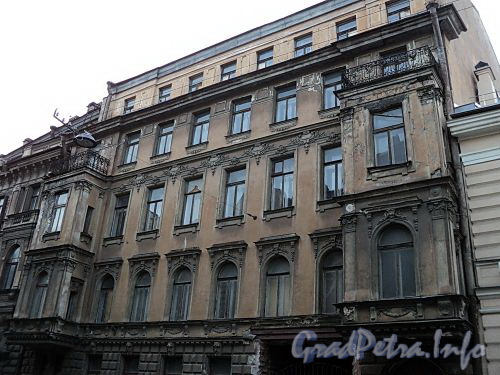 Галерная ул., д. 63. Фрагмент фасада. Фото июнь 2010 г.
