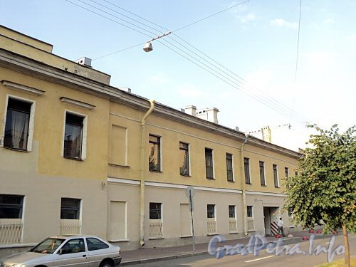 Захарьевская ул., д. 8. Фрагмент правой части фасада. Фото июль 2010 г.