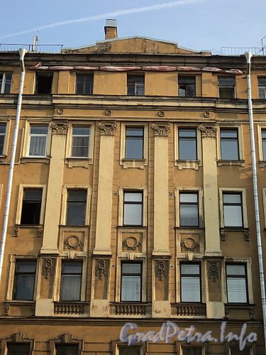 Захарьевская ул., д. 9. Фрагмент фасада. Фото июль 2010 г.