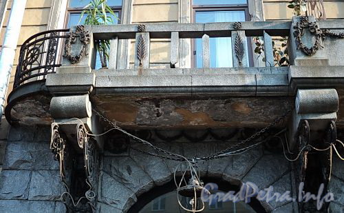 Захарьевская ул., д. 9. Фрагмент ограждения балкона. Фото июль 2010 г.