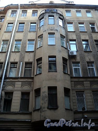 Захарьевская ул., д. 9. Фрагмент фасада дворового корпуса. Фото июль 2010 г.