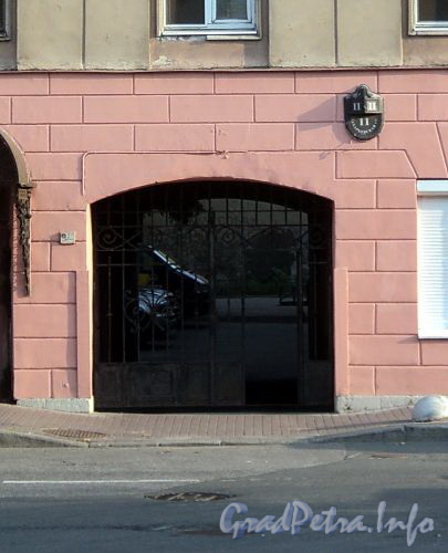Захарьевская ул., д. 11. Решетка ворот. Фото июль 2010 г.