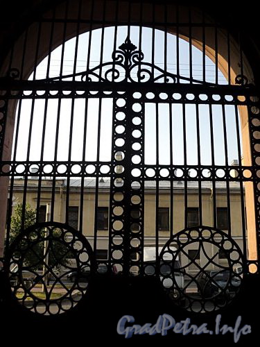 Захарьевская ул., д. 13. Вид на решетку ворот со стороны двора. Фото июль 2010 г.