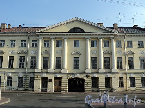 Захарьевская ул., д. 17. Фрагмент фасада. Фото июль 2010 г.