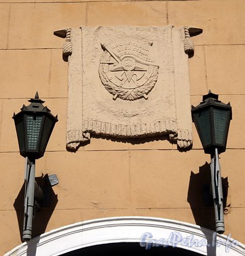 Захарьевская ул., д. 18. Фонари и орден Красного знамени над главным входом. Фото июль 2010 г.