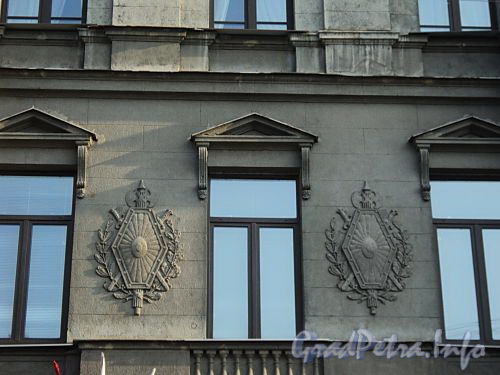 Захарьевская ул., д. 19. Плоские барельефы на фасаде здания. Фото июль 2010 г.