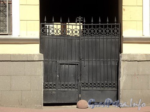 Захарьевская ул., д. 22. Левый корпус. Решетка ворот. Фото июль 2010 г.