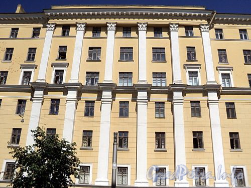Захарьевская ул., д. 22. Левый корпус. Фрагмент фасада. Фото июль 2010 г.