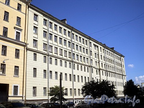 Захарьевская ул., д. 22. Центральный корпус. Фасад здания. Фото июль 2010 г.