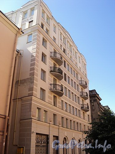 Захарьевская ул., д. 33. Фасад здания. Фото июль 2010 г.