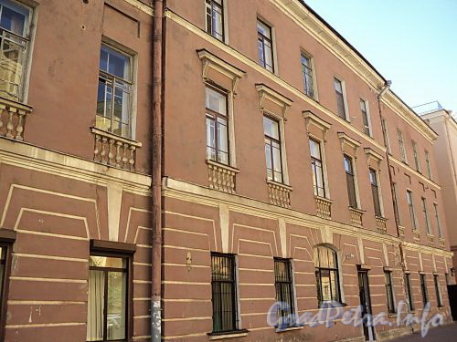 Захарьевская ул., д. 37. Фрагмент фасада. Фото июль 2010 г.