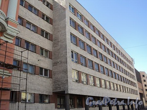 Захарьевская ул., д. 39. Левая часть фасада здания. Фото июль 2010 г.