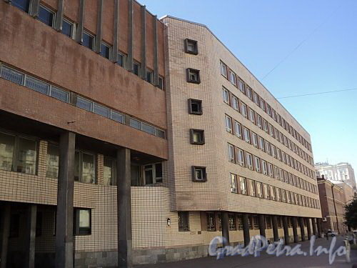 Захарьевская ул., д. 39. Правая часть фасада здания. Фото июль 2010 г.