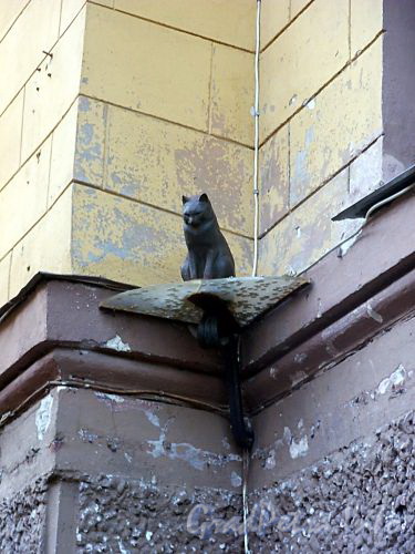 Памятник коту Елисею на доме 8 по Мал. Садовой улице. Фото июль 2004 г.